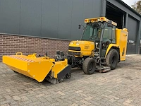 Kubota trekker met veeg- en zuiginstallatie - afbeelding 1 van  49