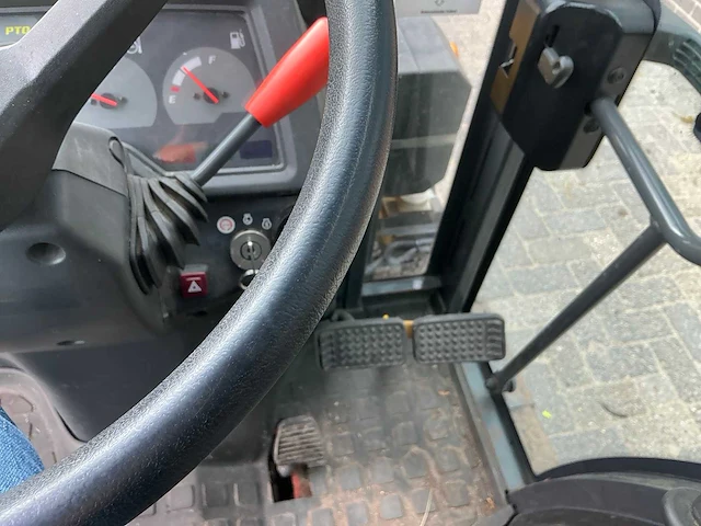 Kubota trekker met veeg- en zuiginstallatie - afbeelding 13 van  49