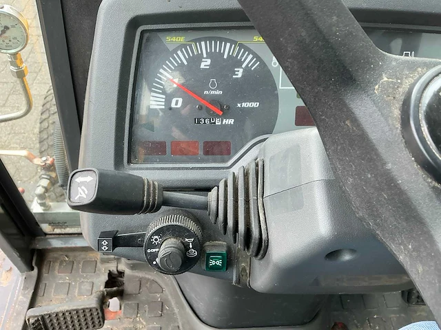 Kubota trekker met veeg- en zuiginstallatie - afbeelding 14 van  49