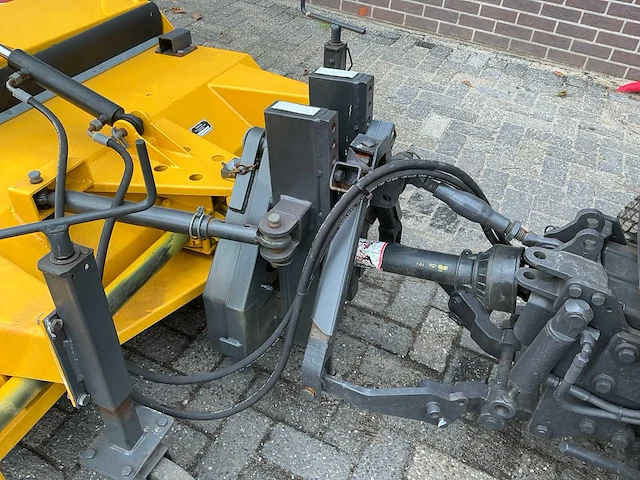 Kubota trekker met veeg- en zuiginstallatie - afbeelding 18 van  49