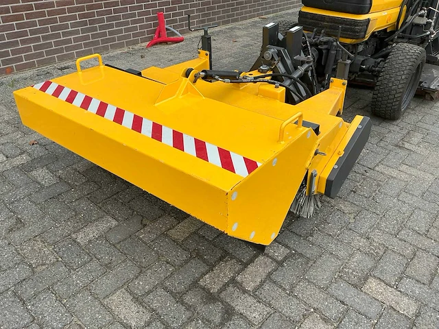 Kubota trekker met veeg- en zuiginstallatie - afbeelding 19 van  49