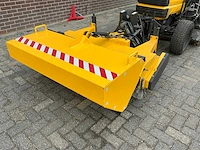 Kubota trekker met veeg- en zuiginstallatie - afbeelding 19 van  49