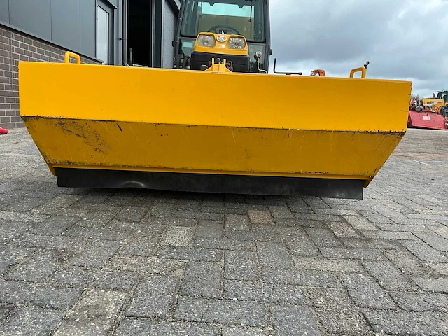 Kubota trekker met veeg- en zuiginstallatie - afbeelding 20 van  49