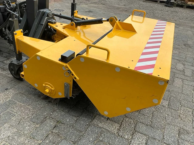 Kubota trekker met veeg- en zuiginstallatie - afbeelding 21 van  49