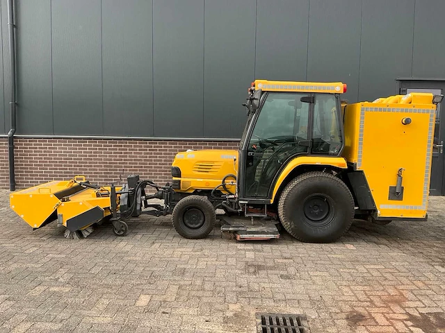 Kubota trekker met veeg- en zuiginstallatie - afbeelding 12 van  49