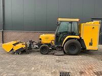 Kubota trekker met veeg- en zuiginstallatie - afbeelding 12 van  49