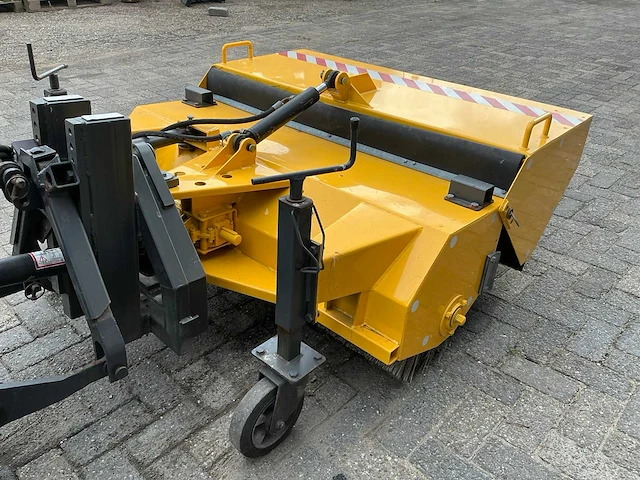 Kubota trekker met veeg- en zuiginstallatie - afbeelding 24 van  49