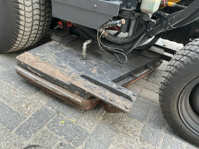 Kubota trekker met veeg- en zuiginstallatie - afbeelding 25 van  49
