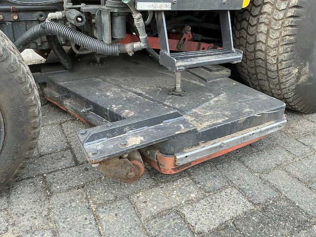 Kubota trekker met veeg- en zuiginstallatie - afbeelding 26 van  49