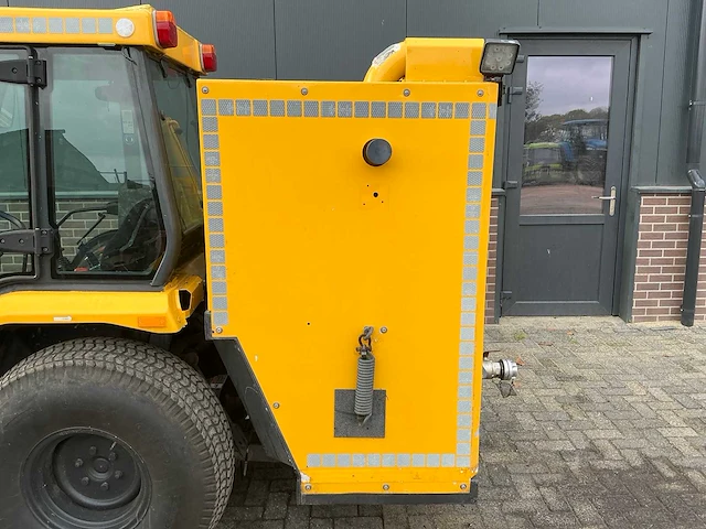 Kubota trekker met veeg- en zuiginstallatie - afbeelding 28 van  49