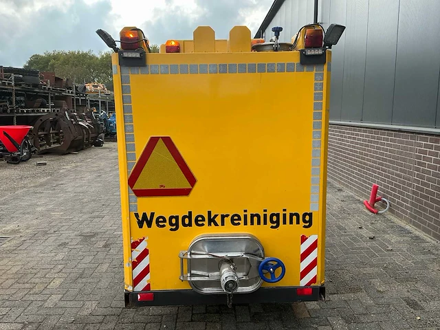 Kubota trekker met veeg- en zuiginstallatie - afbeelding 29 van  49