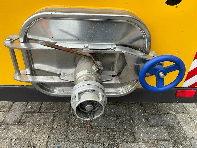 Kubota trekker met veeg- en zuiginstallatie - afbeelding 30 van  49