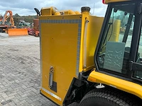 Kubota trekker met veeg- en zuiginstallatie - afbeelding 31 van  49