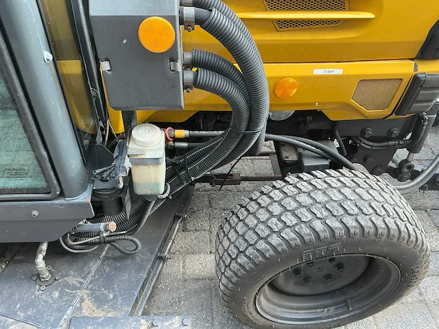 Kubota trekker met veeg- en zuiginstallatie - afbeelding 32 van  49