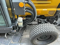 Kubota trekker met veeg- en zuiginstallatie - afbeelding 32 van  49