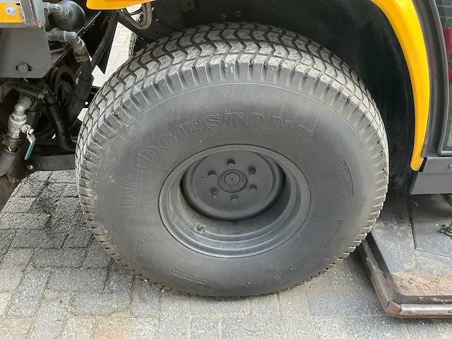Kubota trekker met veeg- en zuiginstallatie - afbeelding 36 van  49