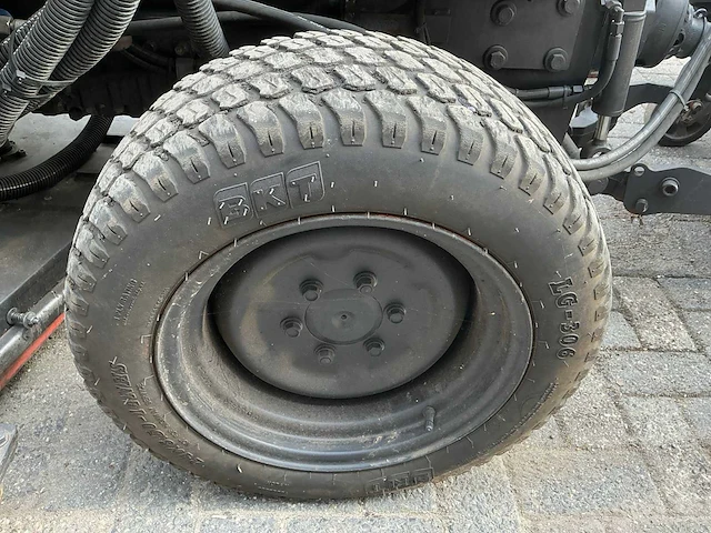 Kubota trekker met veeg- en zuiginstallatie - afbeelding 37 van  49