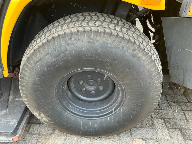 Kubota trekker met veeg- en zuiginstallatie - afbeelding 38 van  49