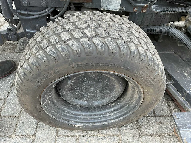 Kubota trekker met veeg- en zuiginstallatie - afbeelding 39 van  49