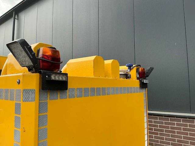 Kubota trekker met veeg- en zuiginstallatie - afbeelding 42 van  49