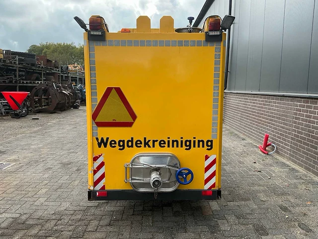 Kubota trekker met veeg- en zuiginstallatie - afbeelding 34 van  49