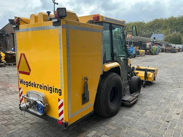 Kubota trekker met veeg- en zuiginstallatie - afbeelding 45 van  49