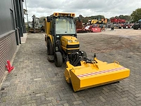Kubota trekker met veeg- en zuiginstallatie - afbeelding 46 van  49