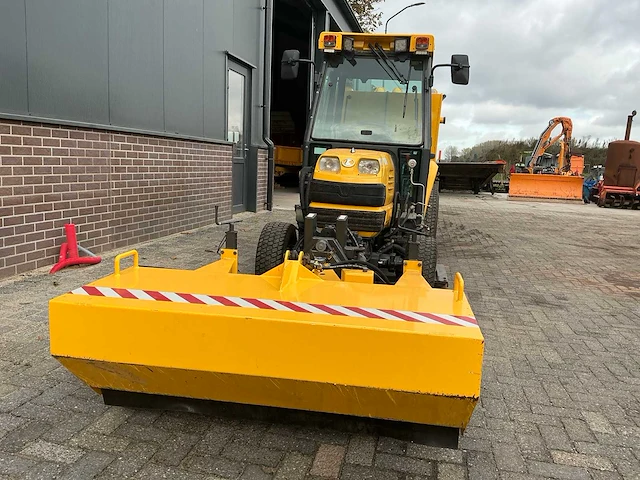 Kubota trekker met veeg- en zuiginstallatie - afbeelding 47 van  49