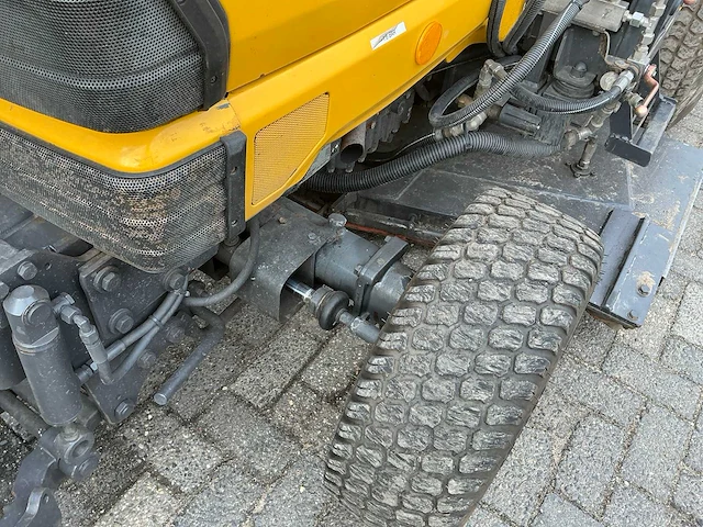 Kubota trekker met veeg- en zuiginstallatie - afbeelding 48 van  49