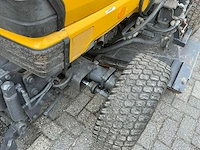 Kubota trekker met veeg- en zuiginstallatie - afbeelding 48 van  49