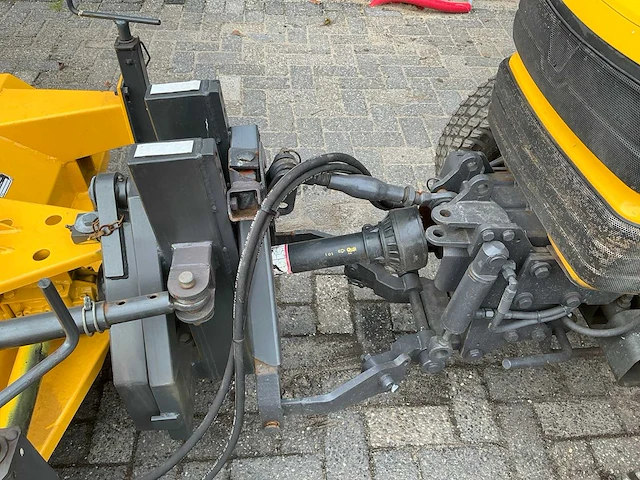 Kubota trekker met veeg- en zuiginstallatie - afbeelding 49 van  49