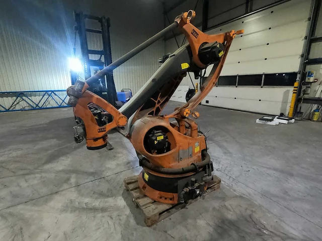 Kuka - 2001 - kr180pa - industriële handlingrobot - afbeelding 1 van  5