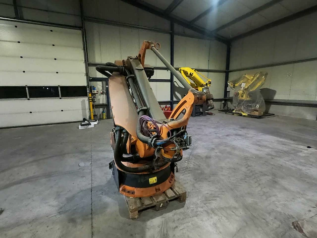 Kuka - 2001 - kr180pa - industriële handlingrobot - afbeelding 4 van  5