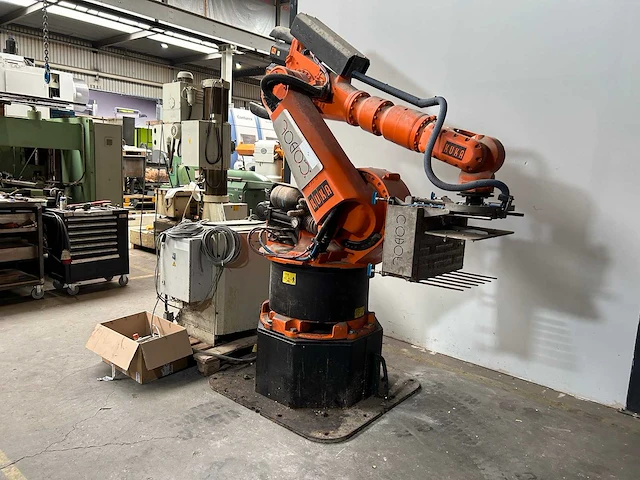 Kuka - kr 150l150sp/2 - uitnamerobot - 2001 - afbeelding 9 van  15
