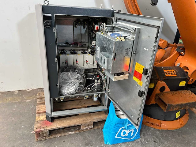 Kuka - (v)kr c2 - uitnamerobot - 2003 - afbeelding 16 van  16