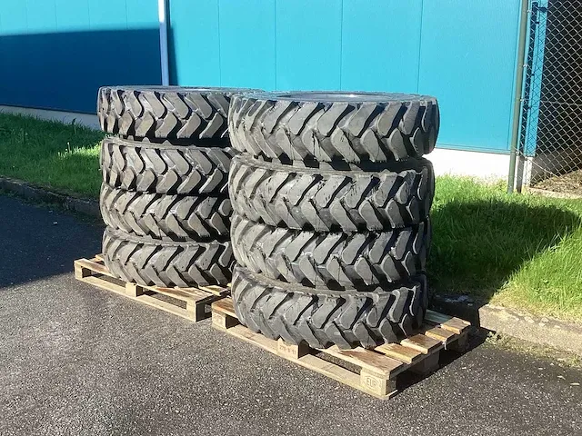 Kumho 10.00-20 graafmachine banden - afbeelding 1 van  10