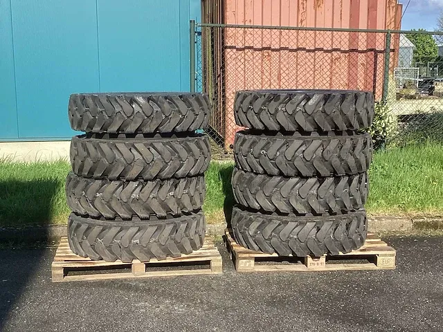 Kumho 10.00-20 graafmachine banden - afbeelding 3 van  10