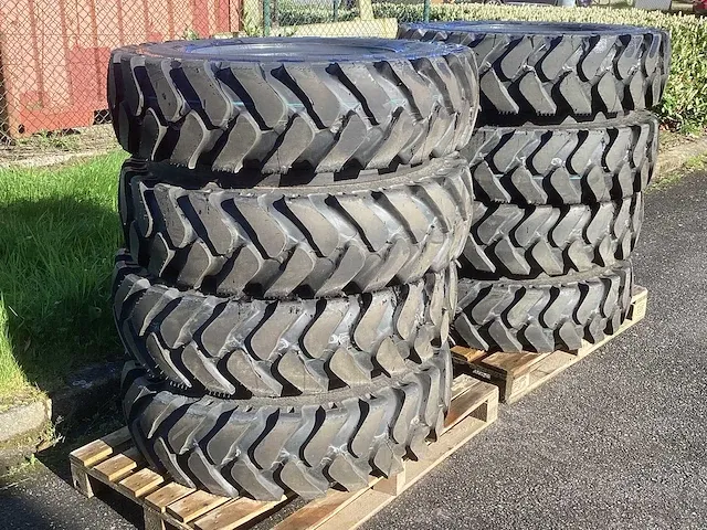 Kumho 10.00-20 graafmachine banden - afbeelding 4 van  10