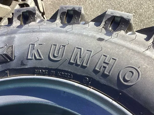 Kumho 10.00-20 graafmachine banden - afbeelding 8 van  10