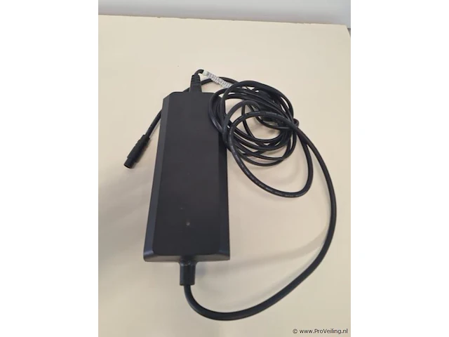 Kunshan st electronics co. stc-8137lc li-ion acculader - afbeelding 1 van  4