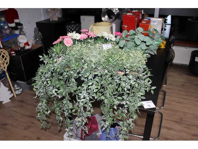 Kunst plantjes in diverse maten en uitvoeringen. - afbeelding 1 van  2