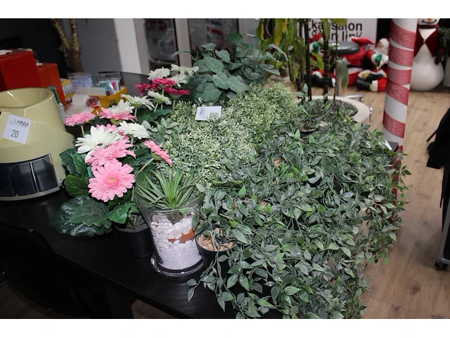 Kunst plantjes in diverse maten en uitvoeringen. - afbeelding 2 van  2
