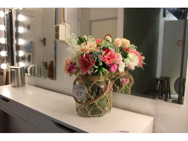 Kunstbloemen in pot. - afbeelding 1 van  1