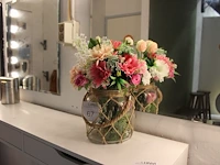 Kunstbloemen in pot. - afbeelding 1 van  1