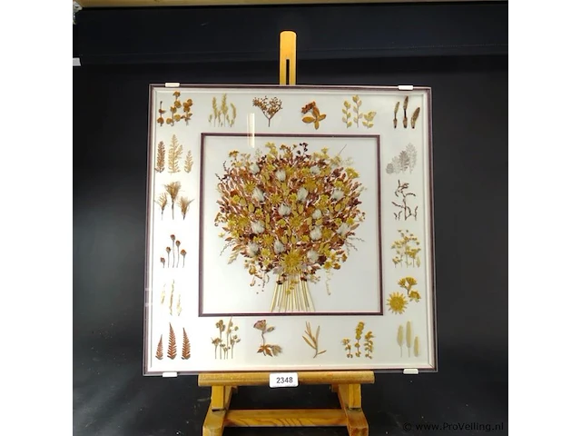 Kunstig van droogbloemen gemaakt kunstwerk - afbeelding 1 van  5