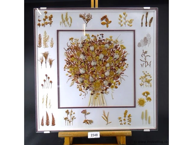 Kunstig van droogbloemen gemaakt kunstwerk - afbeelding 2 van  5