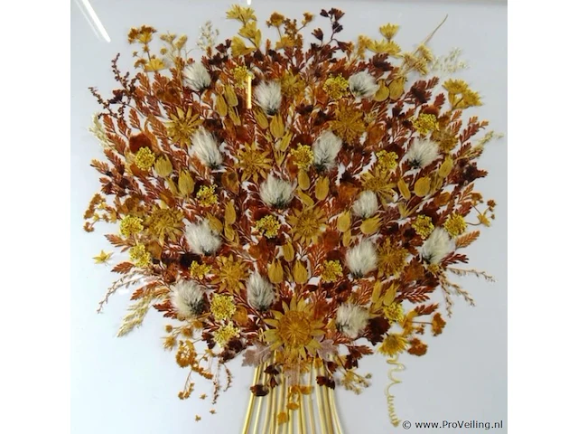 Kunstig van droogbloemen gemaakt kunstwerk - afbeelding 3 van  5