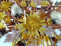 Kunstig van droogbloemen gemaakt kunstwerk - afbeelding 4 van  5