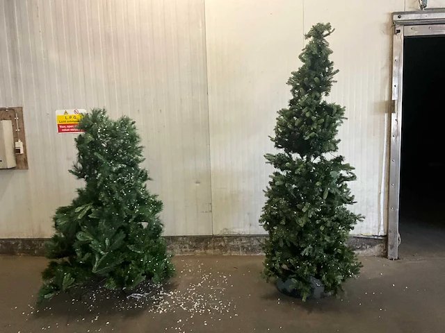 Kunstkerstboom met verlichting (2x) - afbeelding 1 van  7