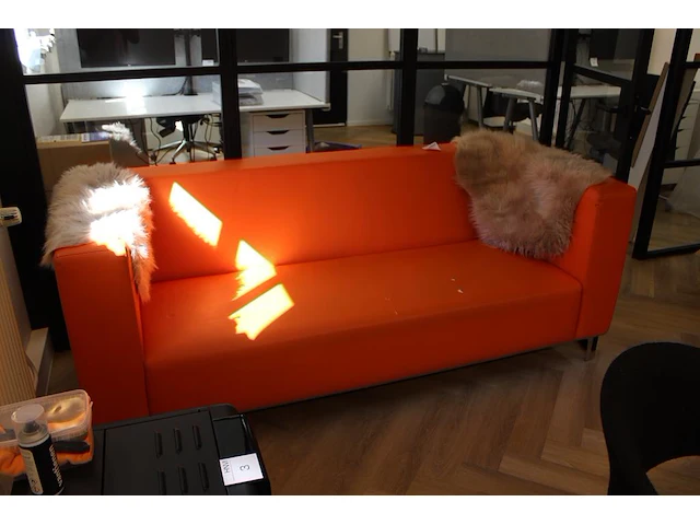Kunstlederen ek bank met enkele beschadigingen. afmeting 200 x 90 x 80 cm. - afbeelding 1 van  3